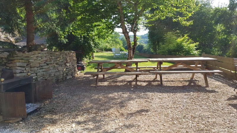 Eettafel in de tuin van Les Hiboux